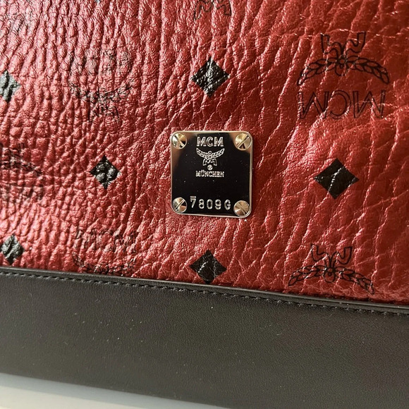 MCM Metallic Hobo - Picture 3 of 11